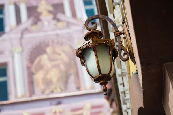 Detailní Záběr Malé Vinobraní Pouliční Lampy Fasádě Historické Budovy Ulici — Stock fotografie
