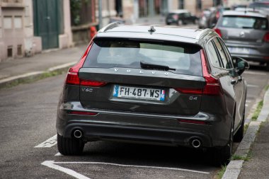 Mulhouse - Fransa - 13 Ağustos 2020 - Gri Volvo V69 D4 'ün arka görüntüsü sokağa park edildi