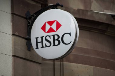 Mulhouse - Fransa - 13 Ağustos 2020 - Sokaktaki banka binasına HSBC tabelasının kapatılması  