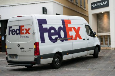 Mulhouse - Fransa - 13 Ağustos 2020 - Fedex dağıtım kamyonu bir moda mağazasının yakınına park edildi