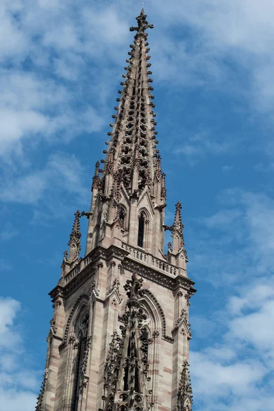 Närbild Tornet Klockan Etienne Protestantiska Templet Blå Molnig Himmel Bakgrund — Stockfoto