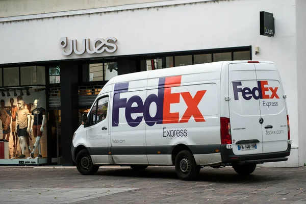 Mulhouse França Agosto 2020 Fedex Caminhão Entrega Estacionado Rua Perto — Fotografia de Stock