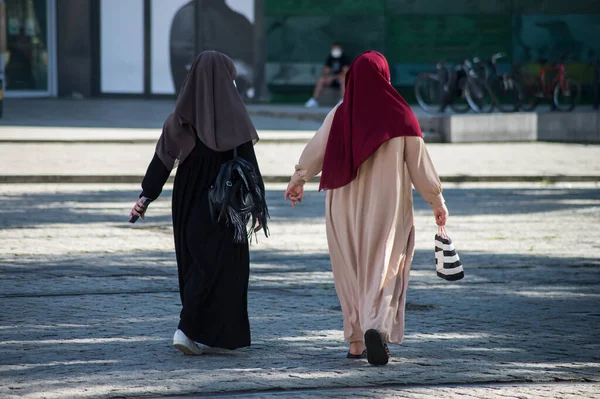 Portrait Sur Dos Femmes Musulmanes Marchant Dans Rue — Photo