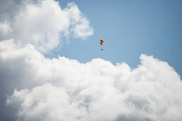 View Paraglider Flying Blue Cloudy Sky Background — Stock Photo, Image