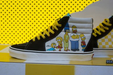 Mulhouse - Fransa - 16 Ağustos 2020 - Simpsons serisinin ünlü karakterinin basıldığı yaz spor ayakkabıları kapanışı 