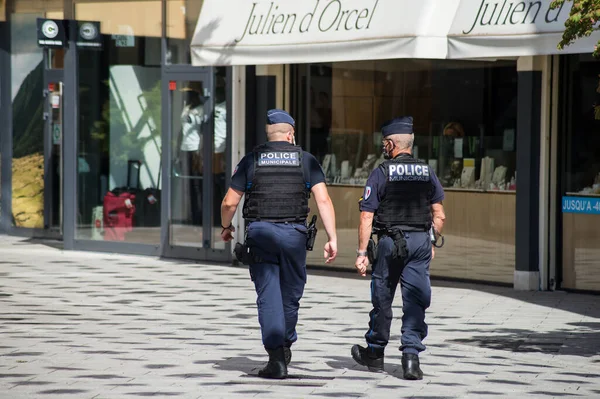 Mulhouse フランス August 2020 Covid 19パンデミックの間 街の警察は路上でマスクを身に着けている狂人のために街をパトロールする — ストック写真