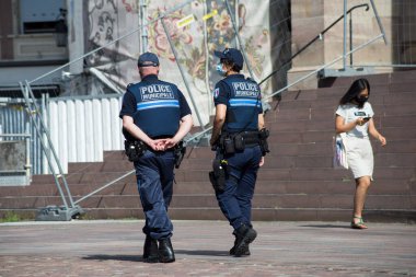 Mulhouse - Fransa - 18 Ağustos 2020 - Covid-19 salgını sırasında sokaklarda devriye gezen belediye polisinin portresi