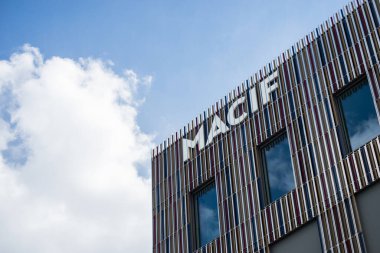 Mulhouse - Fransa - 18 Ağustos 2020 - MACIF sigorta binasının dış cephesinde logonun kapatılması