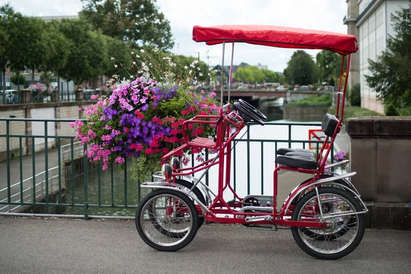Fechar Bicicleta Quadriciclo Vermelho Para Alugar Estacionado Rua — Fotografia de Stock