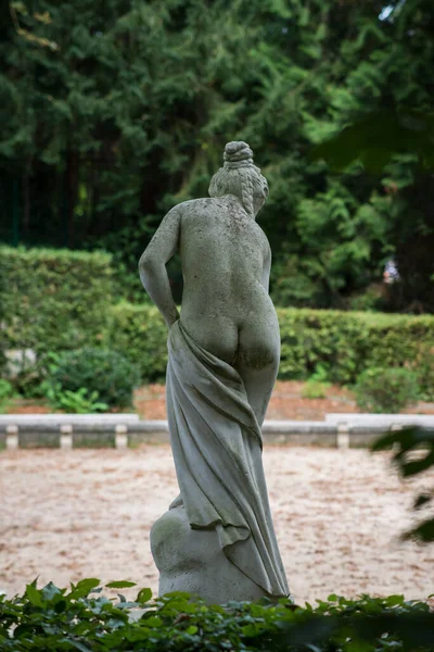 フランス庭園の大理石像の眺め — ストック写真