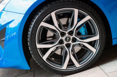 Mulhouse - Fransa - 21 Ağustos 2020 - mavi Renault Alpine A110 'un kapanışı he caddesinde park edildi