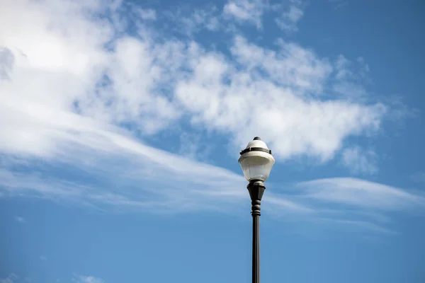 Mavi Gökyüzü Arkaplanındaki Modern Sokak Lambasına Yakın Çekim — Stok fotoğraf