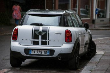 Mulhouse - Fransa - 22 Ağustos 2020 - Sokağa park etmiş beyaz bir Mini Cooper 'ın dikiz görüntüsü 