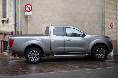 Mulhouse - Fransa - 22 Ağustos 2020 - Gri Nissan Navara pikapının profil görüntüsü sokağa park edilmiş