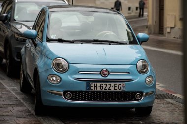 Mulhouse - Fransa - 22 Ağustos 2020 - Sokağa park etmiş mavi Fiat 500 'ün ön görüntüsü 