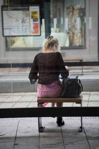 Portret Achteraanzicht Van Een Vrouw Die Bank Bushalte Straat Zit — Stockfoto