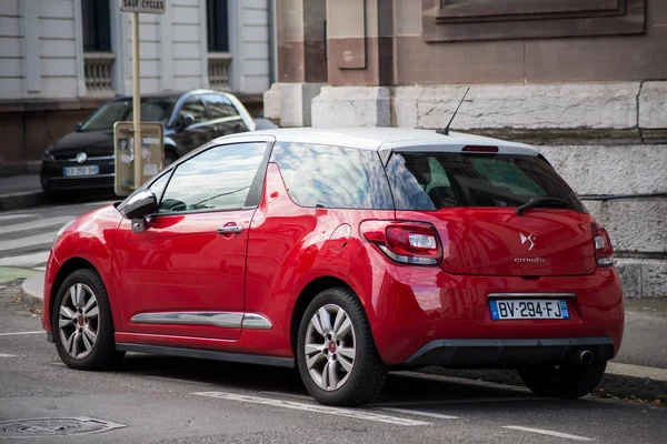 Mulhouse Frankrijk Augustus 2020 Achteraanzicht Rode Citroen Ds3 Geparkeerd Straat — Stockfoto