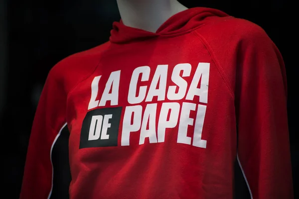 Mulhouse フランス 2020年8月23日 ファッションストアのショールームでマネキンの女性のための赤いウェットシャツのネットワークフィックス上のシリーズテレビのLa Casa Papelロゴの閉鎖 — ストック写真