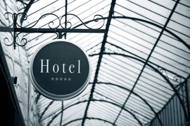 Geleneksel otel tabelasına yakın çekim. Bir retro galerisi 1900 'de beş yıldız.