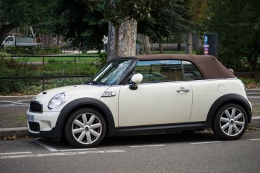 Mulhouse - Fransa - 23 Ağustos 2020 - Bej rengi mini Cooper S üstü açık arabasının sokak manzarası