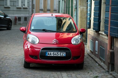 Mulhouse - Fransa - 27 Ağustos 2020 - Caddeye park edilmiş kırmızı Citroen C1 manzarası