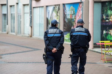 Mulhouse - Fransa - 28 Ağustos 2020 - Covid-19 salgını sırasında sokaklarda devriye gezen belediye polisi, sokaktaki zorunlu maske takıyor. 