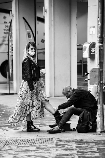 Mulhouse Francia Agosto 2020 Retrato Zapato Brillando Calle Durante Pandemia —  Fotos de Stock