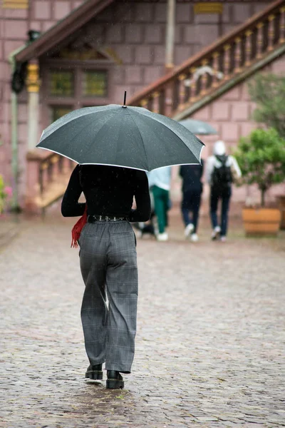 Portrét Zadní Pohled Dívky Kráčející Ulici Černým Deštníkem — Stock fotografie