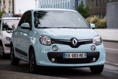 Mulhouse - Fransa - 29 Ağustos 2020 - Mavi Renault Twingo 3 'ün önü sokağa park edildi