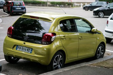 Mulhouse - Fransa - 29 Ağustos 2020 - Sokakta park edilmiş yeşil Peugeot 108 'in arka görüntüsü