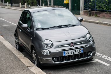 Mulhouse - Fransa - 29 Ağustos 2020 - Gri Fiat 500 parkedilmiş otelin ön görüntüsü caddede 