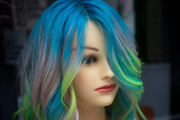 梳妆台上彩色头发的人体模特头饰 — 图库照片