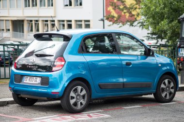 Mulhouse - Fransa - 31 Ağustos 2020 - Yağmurlu bir günde sokağa park edilen arka manzara