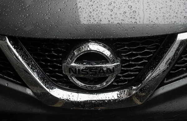Mulhouse - Fransa - 31 Ağustos 2020 - Nissan otomobiline yağmur damlaları yakın mesafede.