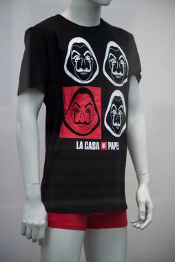 Mulhouse - Fransa - 23 Ağustos 2020 - Bir moda mağazasındaki erkekler için siyah tişört üzerindeki la casa de papel logosu 