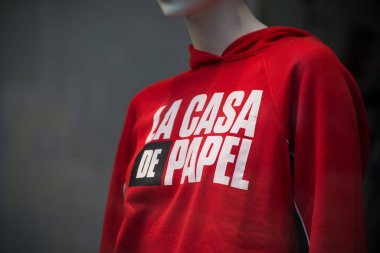 Mulhouse - Fransa - 23 Ağustos 2020 - Bir moda mağazasında mankenlik yapan kadınlar için kırmızı eşofman üzerindeki la casa de papel logosunun kapanışı 