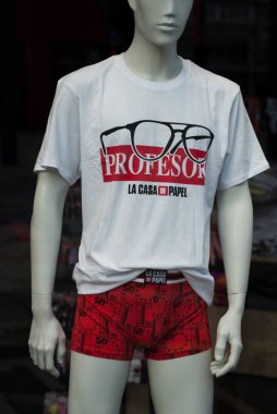 Mulhouse - Fransa - 23 Ağustos 2020 - Beyaz tişört üzerindeki la casa de papel logosu ve bir moda mağazasındaki erkekler için kırmızı boxer kısayolu 