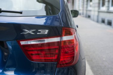 Mulhouse - Fransa - 6 Eylül 2020 - Sokağa park edilmiş mavi bmw X3 arka lambası