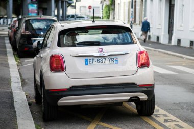 Mulhouse - Fransa - 6 Eylül 2020 - bej Fiat 500X 'in arka görüntüsü sokağa park edildi