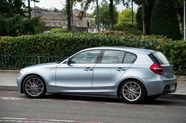 Mulhouse - Fransa - 6 Eylül 2020 - Sokağa park edilmiş gri BMW 118 'in Profil Görünümü