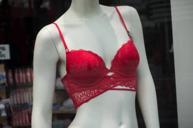 Moda mağazasının kadınlar için galerisinde kırmızı sütyene yakın plan.