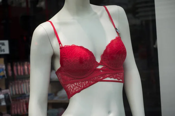 Primo Piano Del Reggiseno Rosso Sul Manichino Nello Showroom Del — Foto Stock