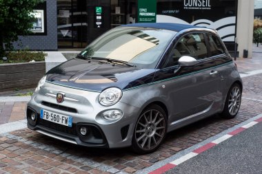 Mulhouse - Fransa - 6 Eylül 2020 - Fiat Abarth 595 'in sokak manzarası