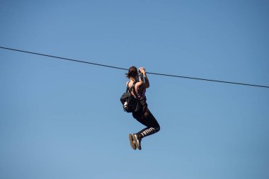 Kruth - Fransa - 9 Eylül 2020 - Kadın portresi mavi gökyüzü arka planında bir halatla iniyor