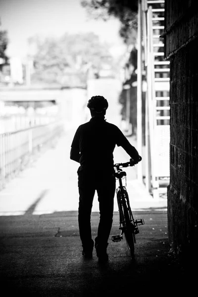 Silhueta Homem Andando Bicicleta Mão Rua — Fotografia de Stock