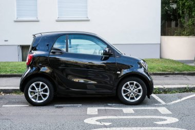 Mulhouse - Fransa - 6 Eylül 2020 - Sokağa park etmiş siyah akıllı arabanın profil görüntüsü