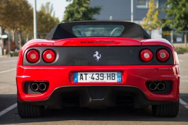 Mulhouse - Fransa - 13 Eylül 2020 Kırmızı Ferrari 360 Modena 'nın arka manzarası