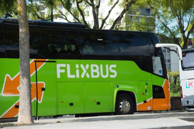 Mulhouse - Fransa - 12 Eylül 2020 - Metrodaki tren istasyonunun rton yeşil flixbus manzaralı, flixbus ünlü şehirlerarası seyahat şirketidir. 