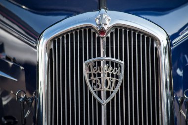 Mulhouse - Fransa - 13 Eylül 2020 - Peugeot 301 'in radyatör ızgarasına yakın çekim 