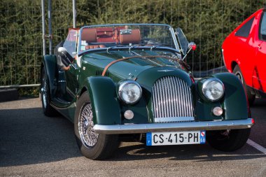 Mulhouse - Fransa - 13 Eylül 2020 - caddeye park edilmiş eski Morgan üstü açık arabasının ön görüntüsü